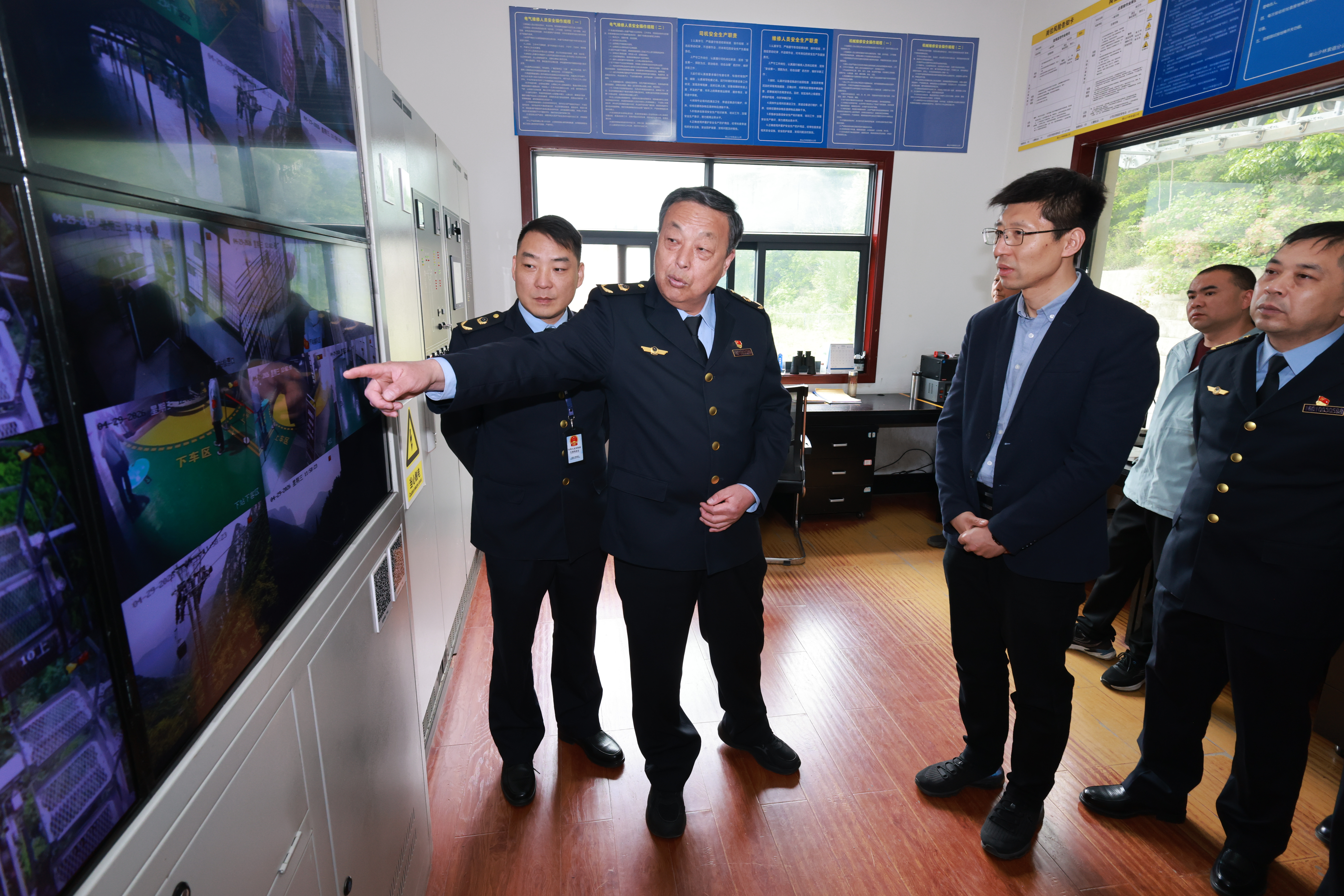 2026年4月29日，博彩平台到登封嵩山景区少林索道督导检查“五一”假期特种设备安全工作（1）.jpg